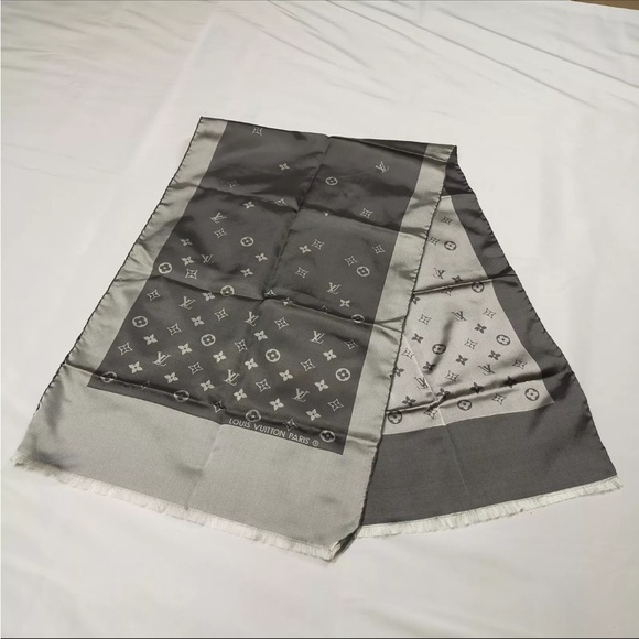 Authentic Louis Vuitton 💯 silk scarf - Picture 8 of 10